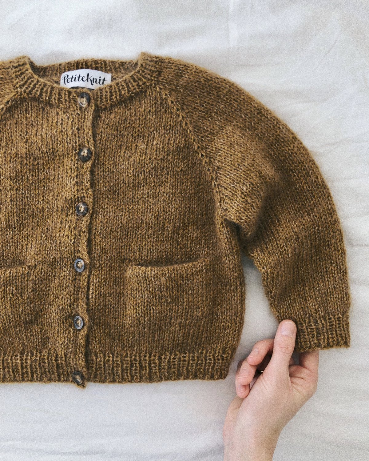 Ellens Cardigan PETITEKNIT strikkeopskrift BABYBARN Garnhimlen
